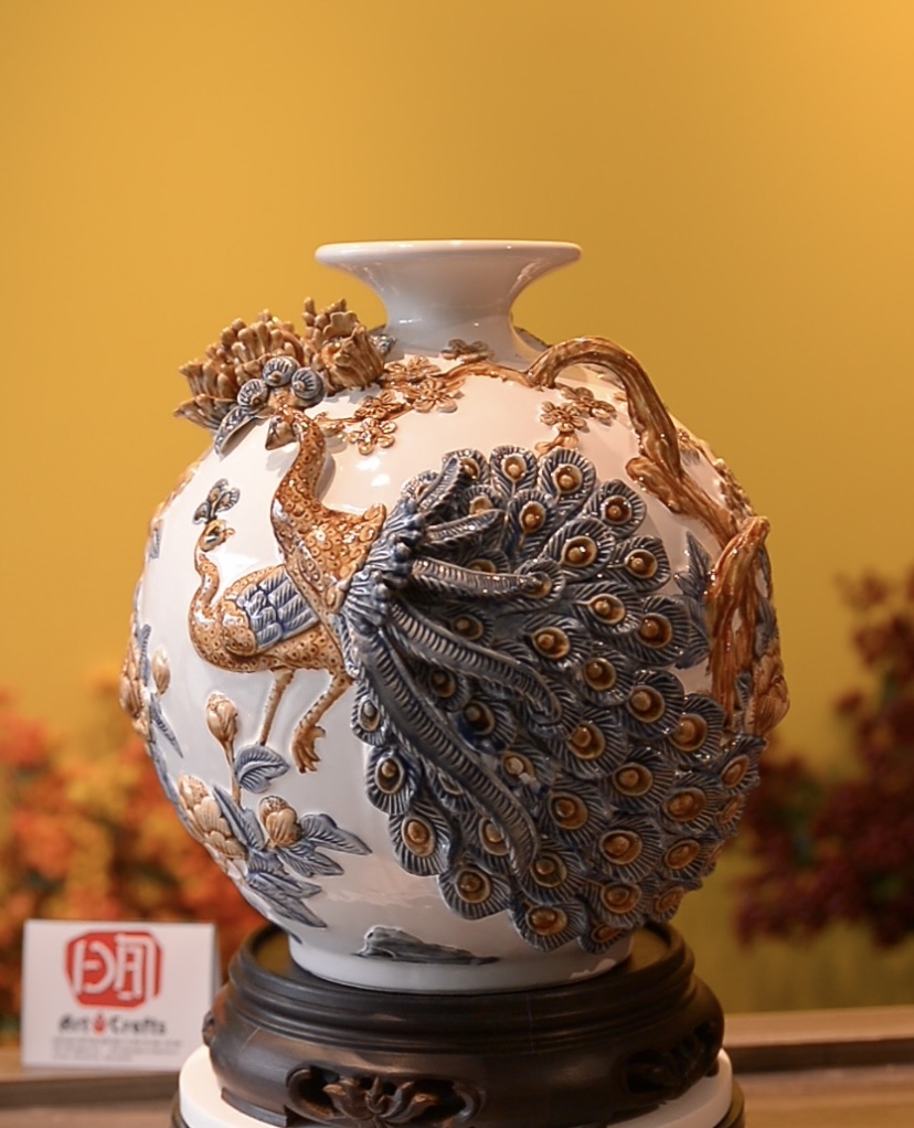 Bình hút lộc Bát Tràng cao cấp, Hoạ tiết đắp nổi tích Công Đào – Tùng Hạc Diên Niên, nền men màu Trắng