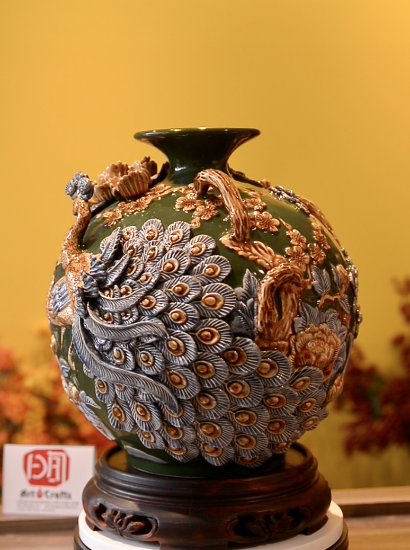 Bình hút lộc Bát Tràng cao cấp, Hoạ tiết đắp nổi tích Công Đào – Tùng Hạc Diên Niên, nền men màu Xanh lá