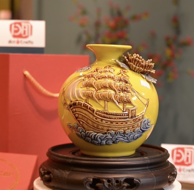 Bình hút lộc mini Bát Tràng, Thuận Buồm Xuôi Gió đắp nổi, men màu phong thuỷ Size H18