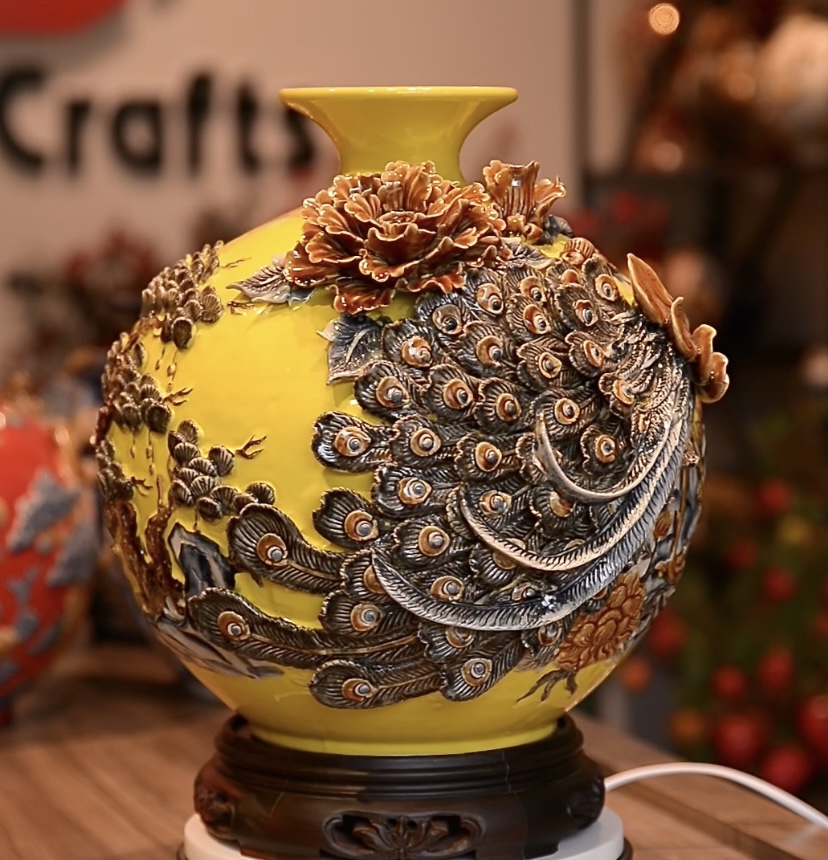 Bình hút lộc Bát Tràng cao cấp, Hoạ tiết đắp nổi tích Công Đào, nền men màu Vàng