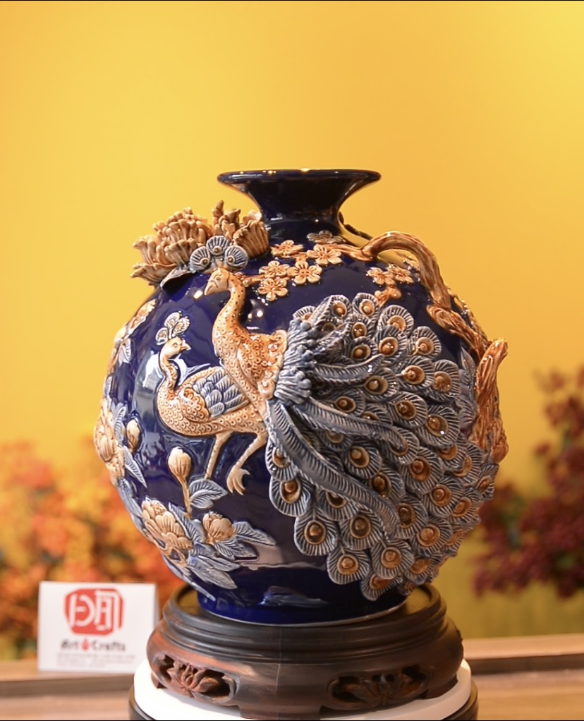 Bình hút lộc Bát Tràng cao cấp, Hoạ tiết đắp nổi tích Công Đào – Tùng Hạc Diên Niên, nền men màu Xanh lam