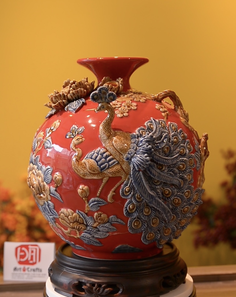 Bình hút lộc Bát Tràng cao cấp, Hoạ tiết đắp nổi tích Công Đào – Tùng Hạc Diên Niên, nền men màu Đỏ