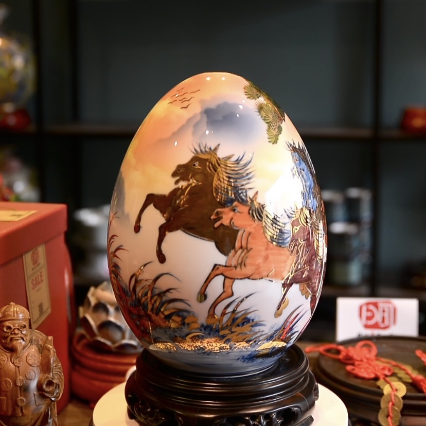 Trứng gốm phong thuỷ vẽ vàng 24k – Mã đáo thành công