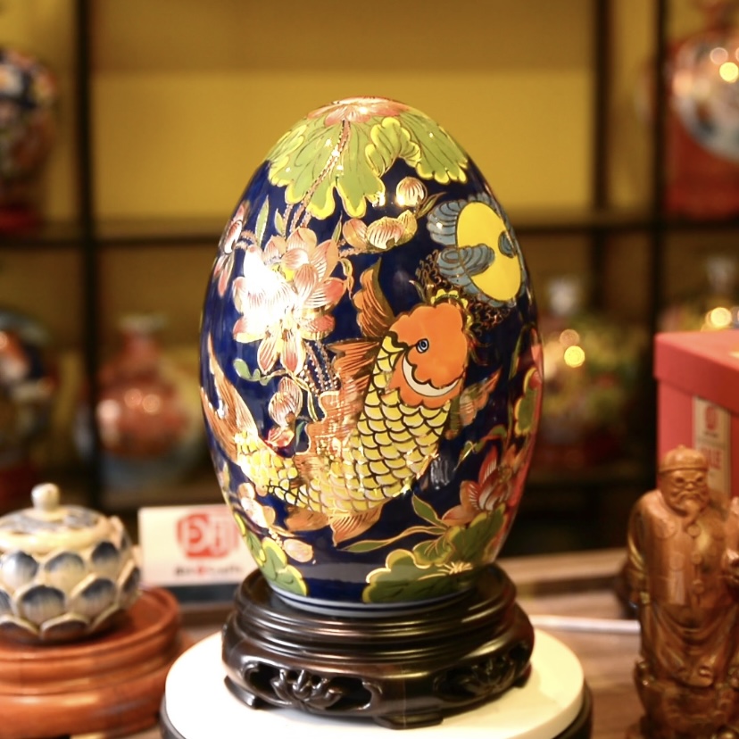 Trứng gốm phong thuỷ vẽ vàng 24k – Song Ngư Chầu Nguyệt